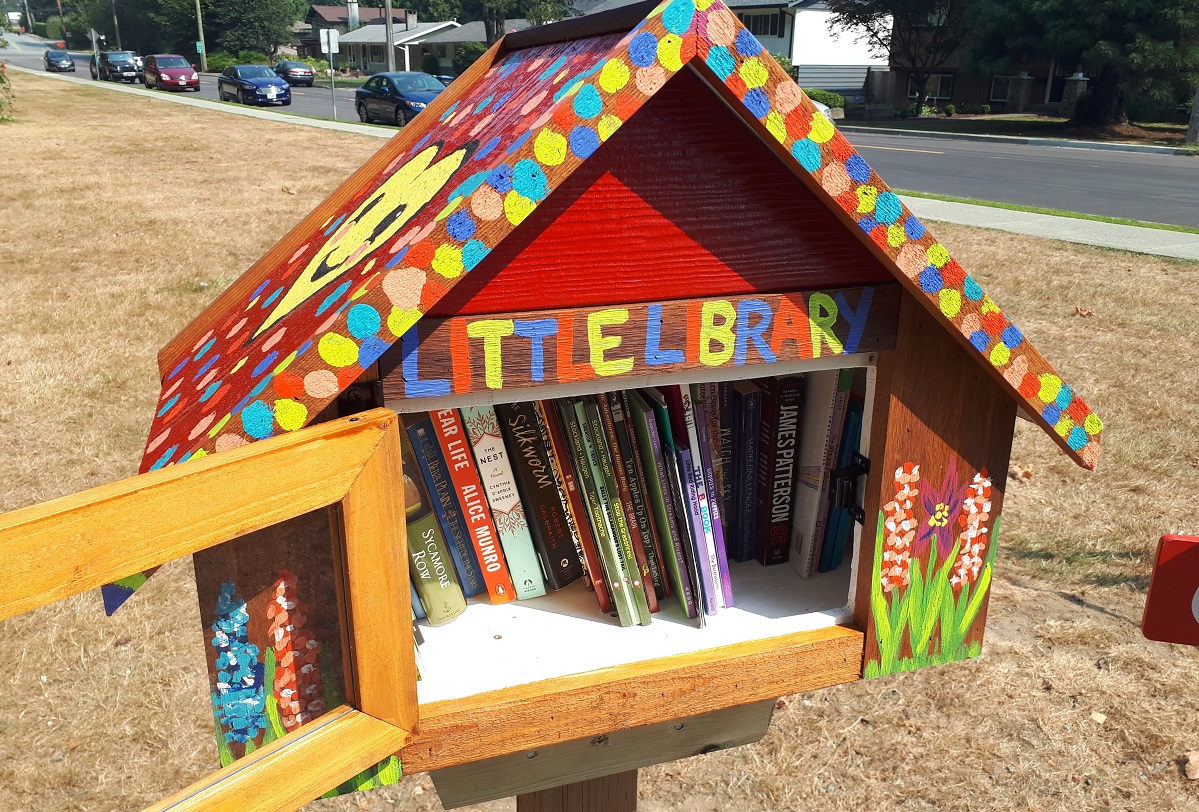 Books inside of a little library.