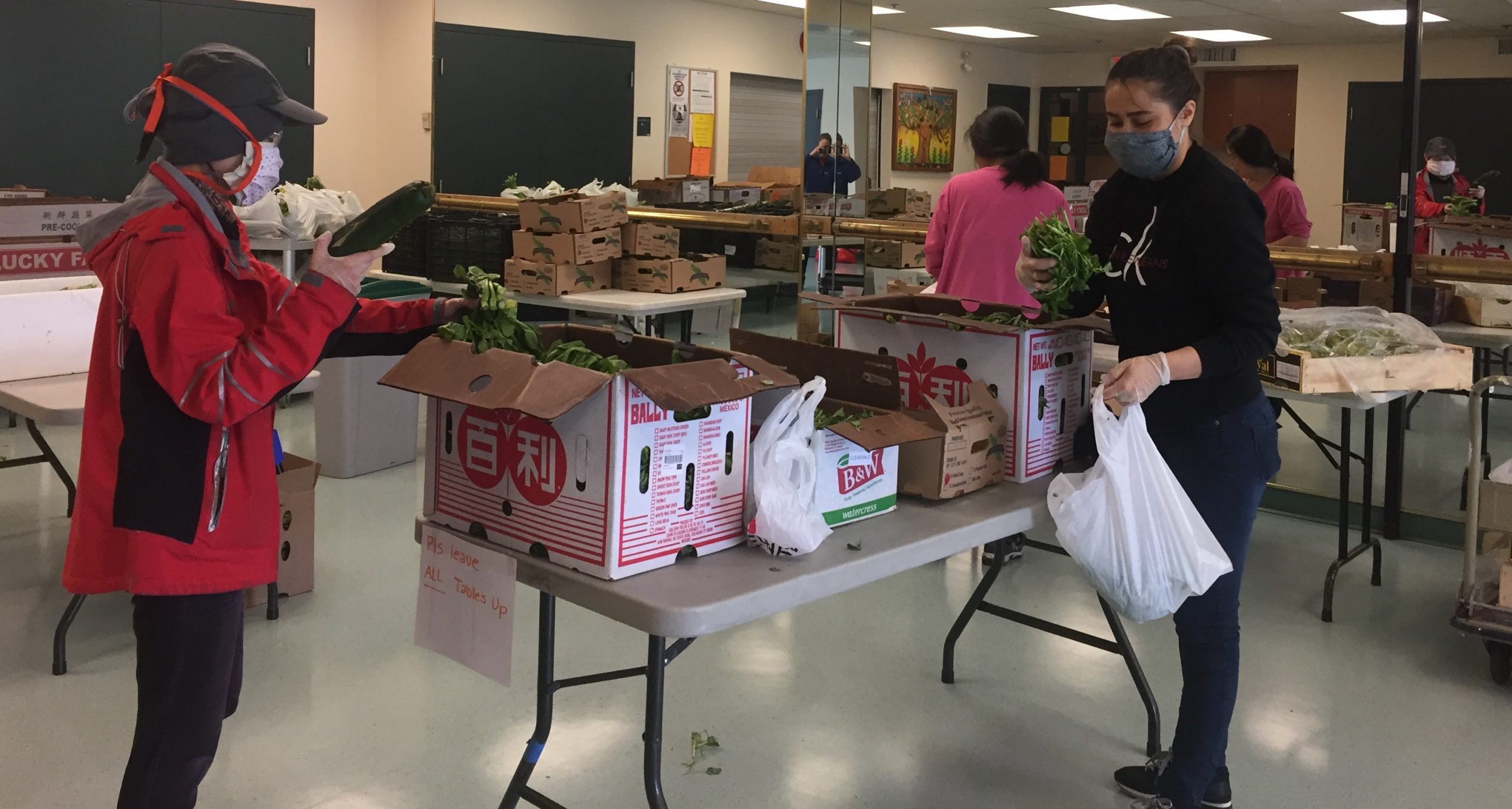 Volunteers prepping food